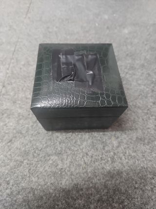 Caja verde de reloj vacía 
