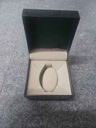 Caja verde de reloj vacía 