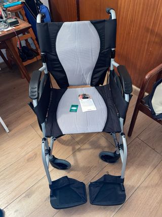 Silla de ruedas Karma plegable TOTALMENTE NUEVA 