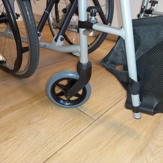 Silla de ruedas Karma plegable TOTALMENTE NUEVA 
