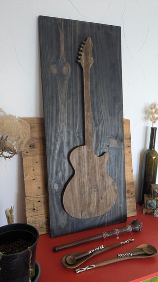 Silueta de guitarra en madera