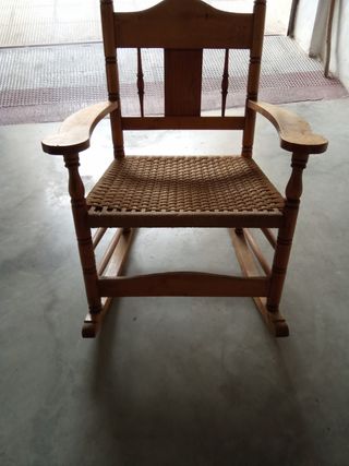 Mecedora antigua de madera