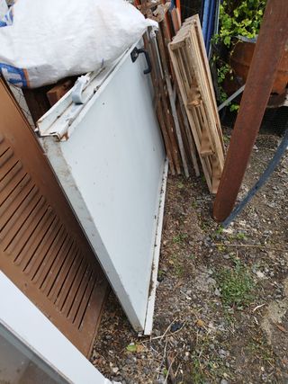 Puertas de chapa lacadas en blanco con cerco y cer
