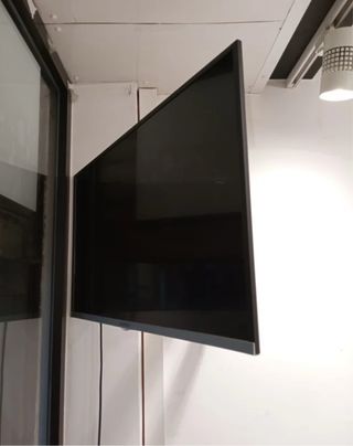 TV negra 32" + soporte pared