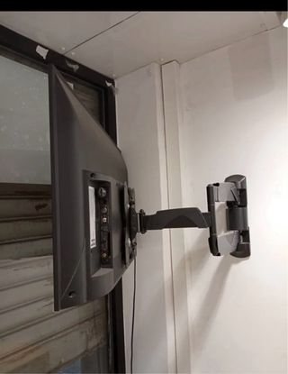 TV negra 32" + soporte pared