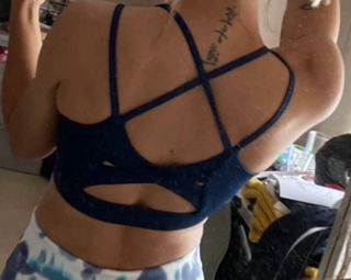 Top deportivo azul marino. es una talla M