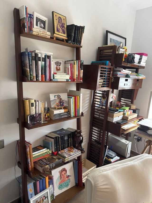 Librerie in legno (2 unità) e scrivania con sedia