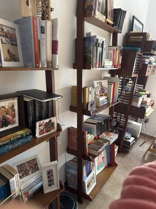 Librerie in legno (2 unità) e scrivania con sedia