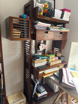 Librerie in legno (2 unità) e scrivania con sedia