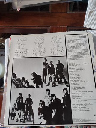 Vendo vinilos antiguos de The Rolling Stones.