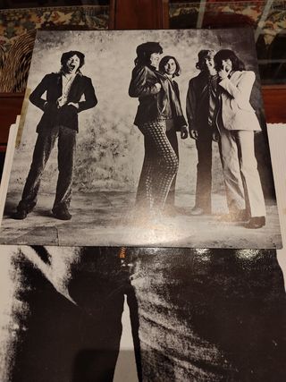 Vendo vinilos antiguos de The Rolling Stones.