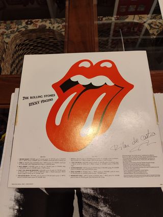 Vendo vinilos antiguos de The Rolling Stones.