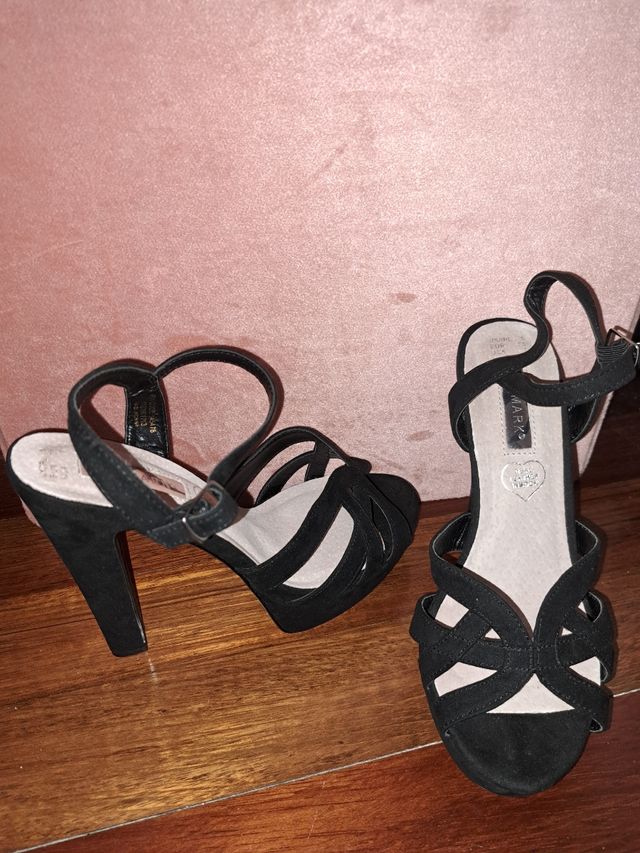 Sandalias de tacón.