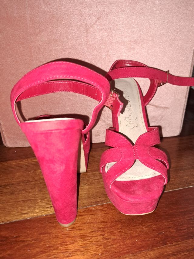 Sandalias de tacón.