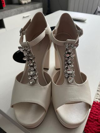 Zapatos de tacón blancos