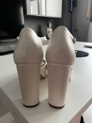 Zapatos de tacón blancos