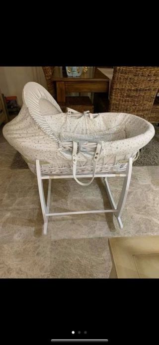 Mini cuna completamente nueva blanca y gris