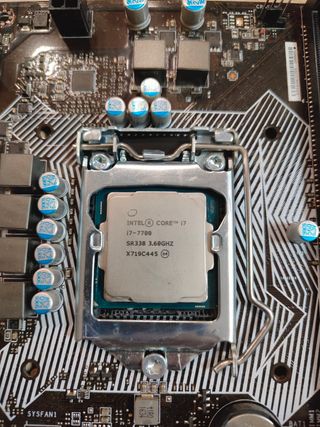 Intel Core i7-7700 3.6GHz
Placa base msi h110-m