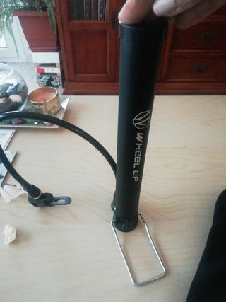 Accesorios bici: sillín, bomba, compresor y móvil