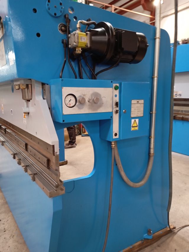 Plegadora hidraulica Ajial 3000 x 65 tn