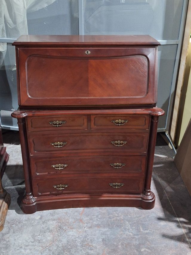 Escritorio antiguo de madera