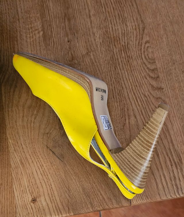 Sandalias amarillas piel - Talla 38.