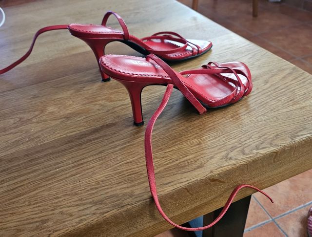 Sandalias rojas tacón El Corte Inglés