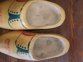 Zuecos de madera madreñas pintadas a mano