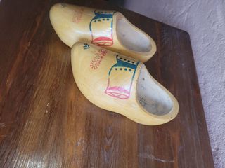 Zuecos de madera madreñas pintadas a mano