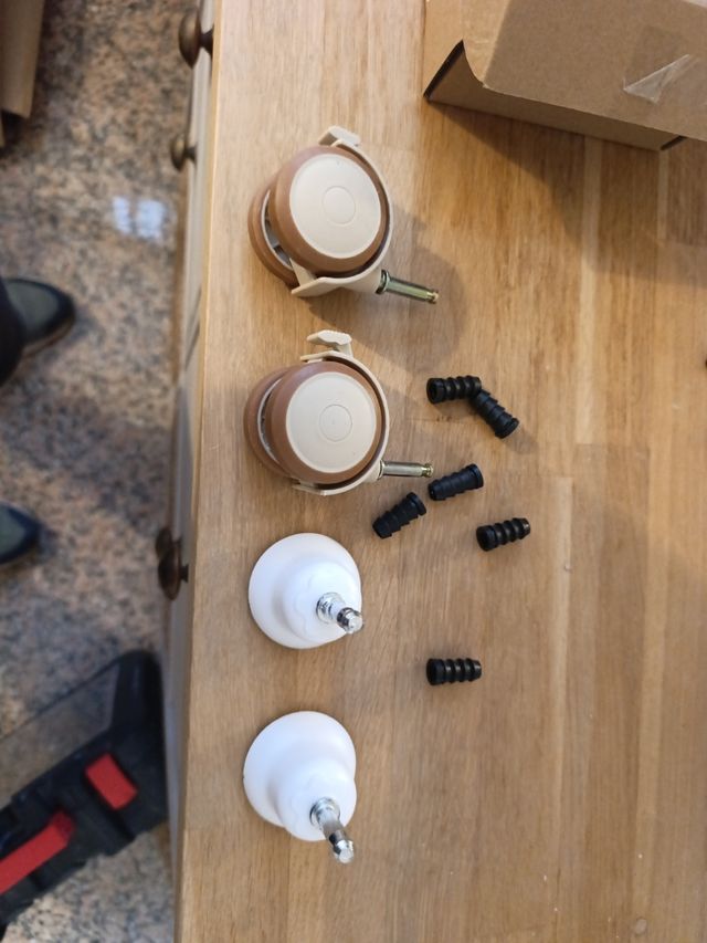 Ruedas y patas para cuna, trona, etc