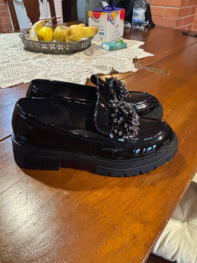 Mocassini neri vernice con fibbia in perline