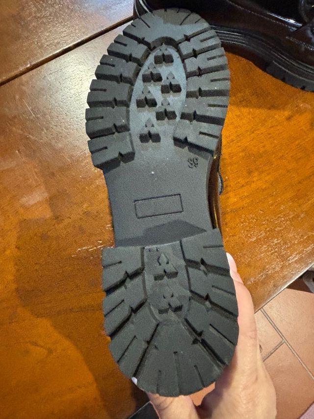 Mocassini neri vernice con fibbia in perline