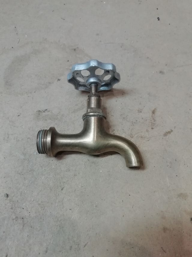 Grifo antiguo de latón