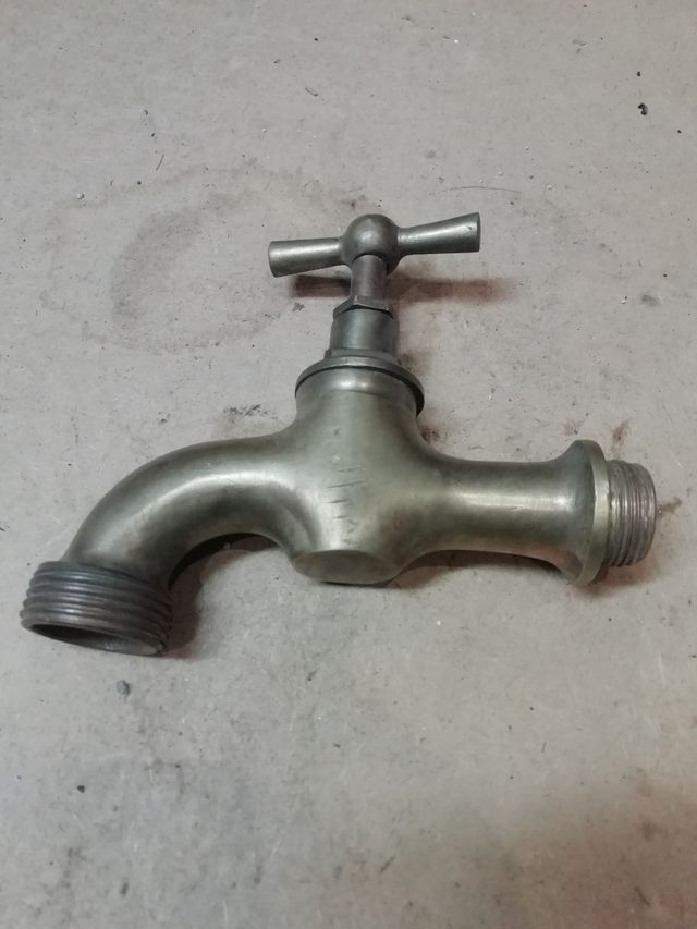 Grifo antiguo de latón