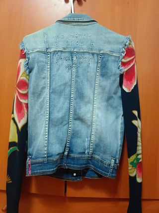 Cazadora vaquera desigual