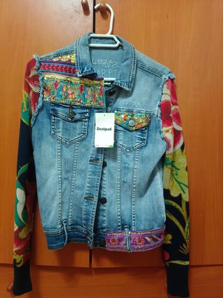Cazadora vaquera desigual