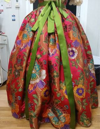 Traje de Fallera: Rojo y Dorado Peinetas y adrezo