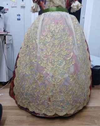 Traje de Fallera: Rojo y Dorado Peinetas y adrezo