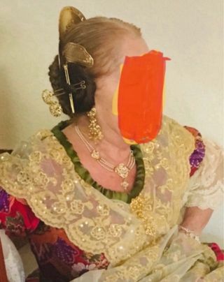 Traje de Fallera: Rojo y Dorado Peinetas y adrezo