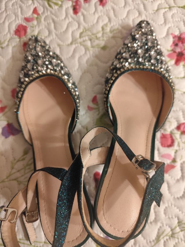 Zapatos bolso y foular.