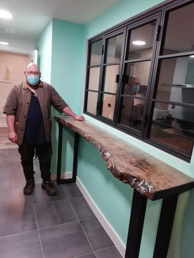 Tavolo in legno con base in metallo