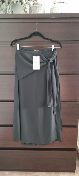 Falda pantalón de verano negro de Zara.