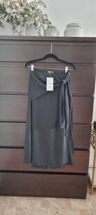 Falda pantalón de verano negro de Zara.
