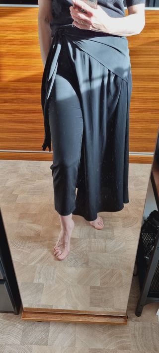 Falda pantalón de verano negro de Zara.