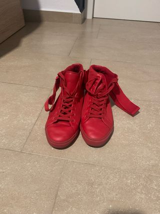 Botas rojas altas hombre