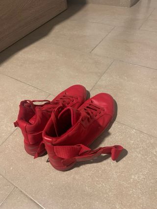 Botas rojas altas hombre