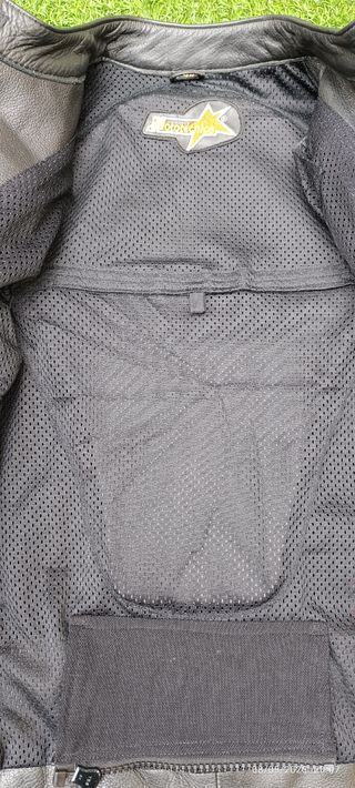 Traje de moto de cuero.