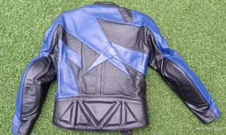 Traje de moto de cuero.