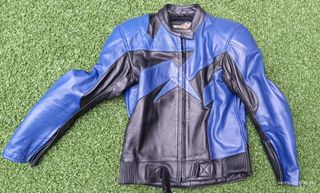 Traje de moto de cuero.