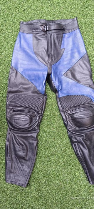 Traje de moto de cuero.